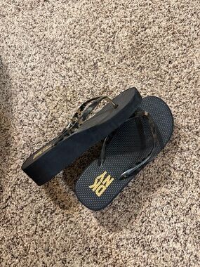 DKNY Black Platform Flip Flop Sandals with Gold Logo